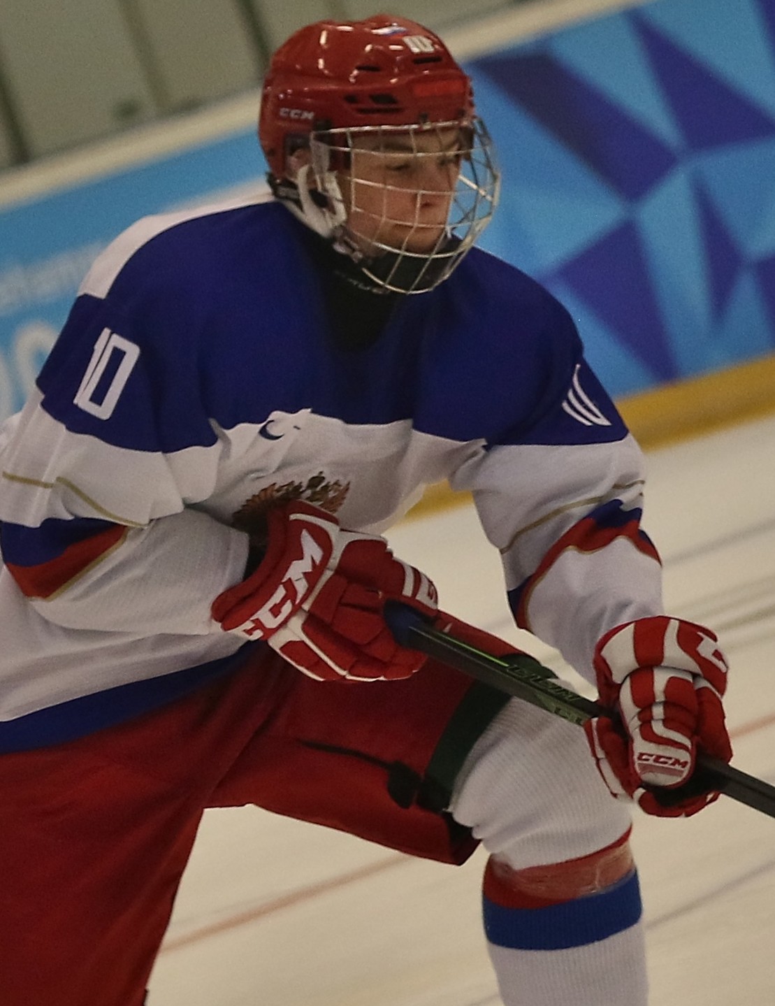 Svechnikov tiré par la jambe et renversé sur la glace dans un geste controversé