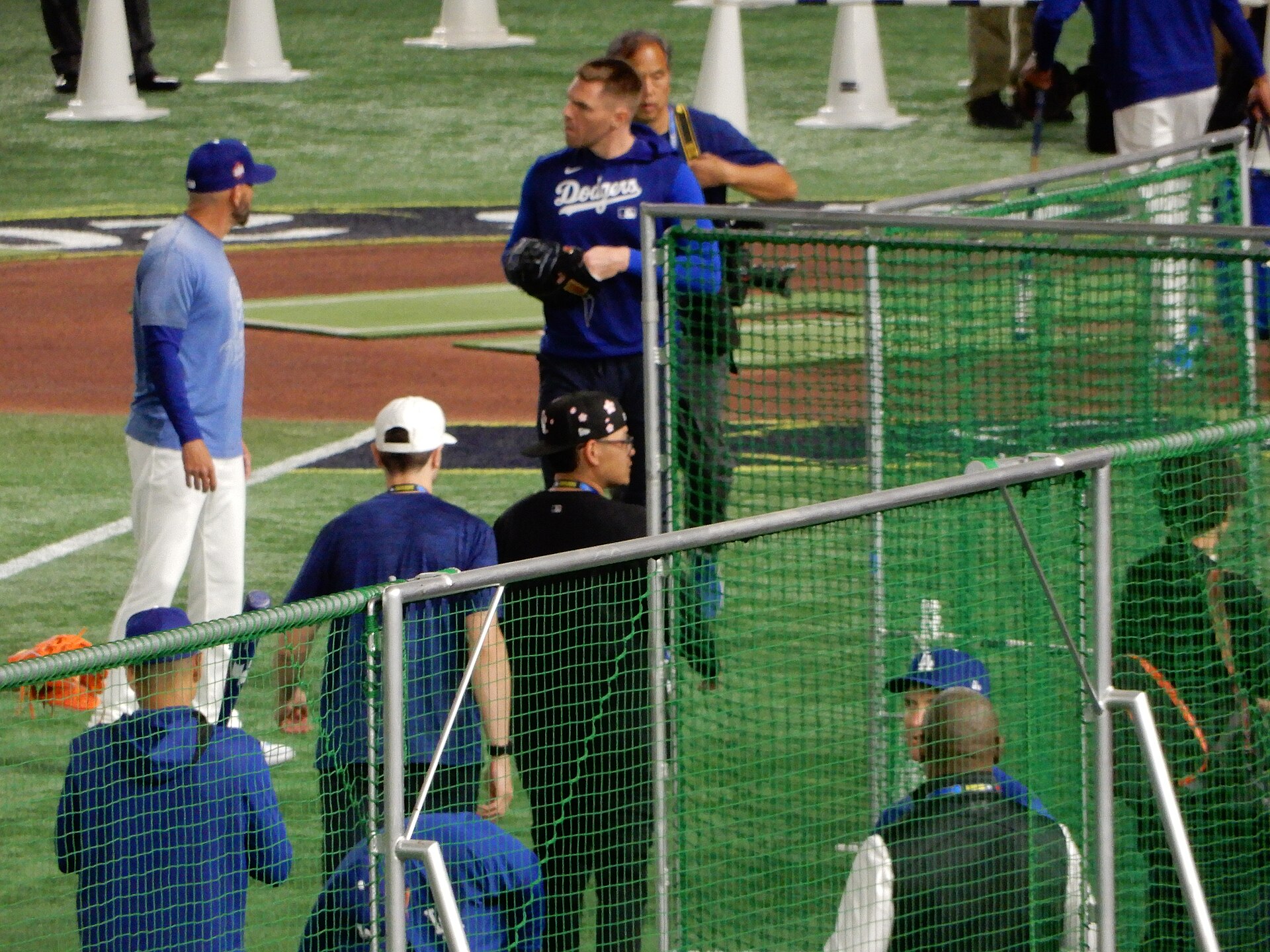 Freeman veille à ce que le fils d'Eric Karros repère son père dans la cabine de diffusion depuis le premier but