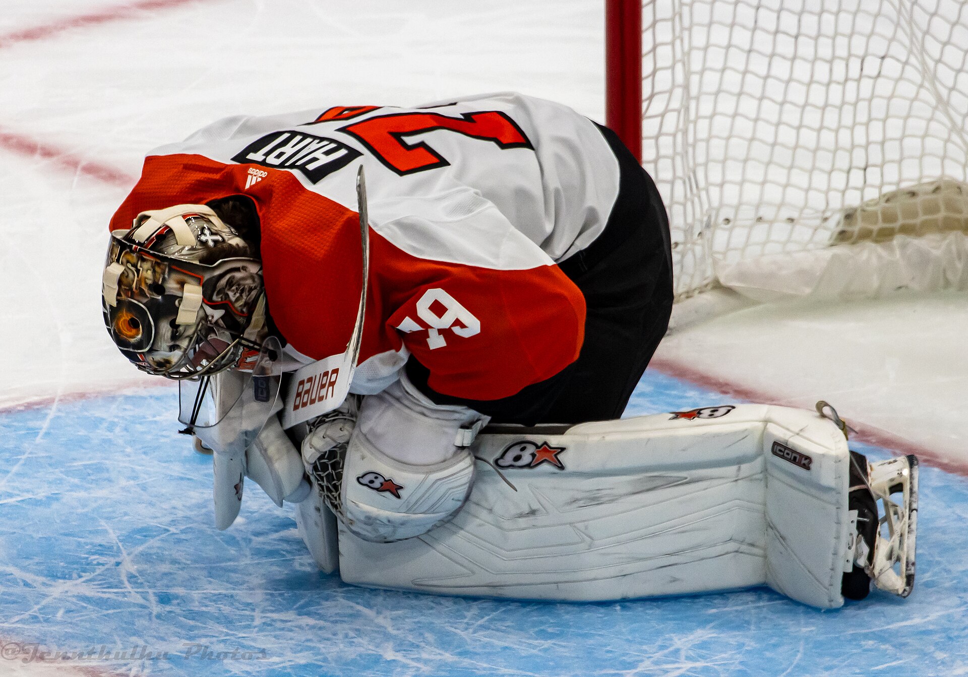 Carter Hart photographié portant un t-shirt lié au mouvement souverainiste albertain