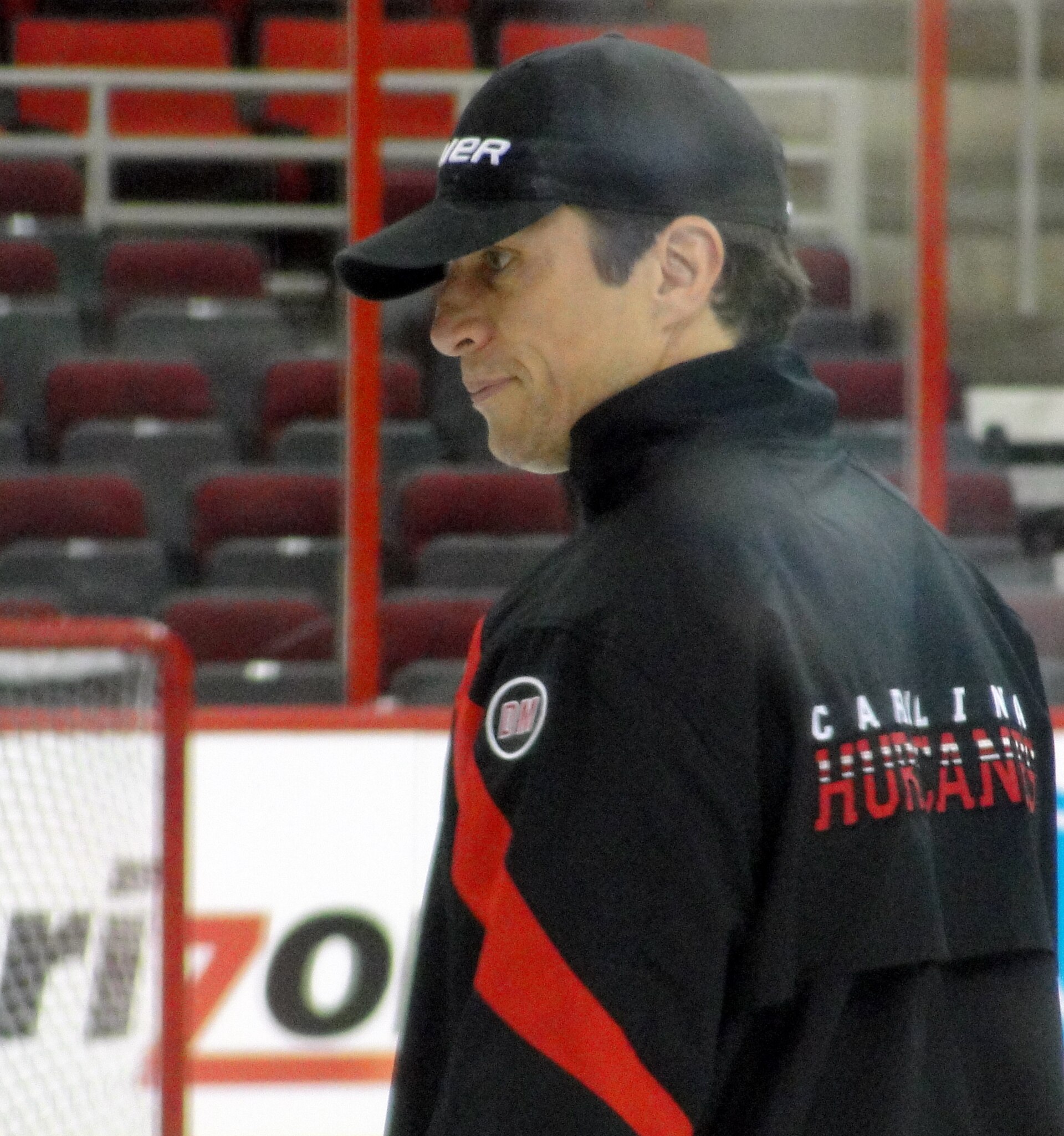 Brind'Amour participe à la traditionnelle ligne de poignées de mains après la série contre Montréal