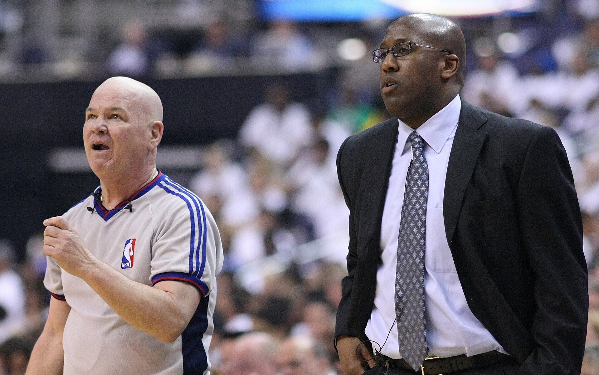 Mike Brown acclamé par les fans dans un restaurant new-yorkais sur un air de « Who Let The Dogs Out »