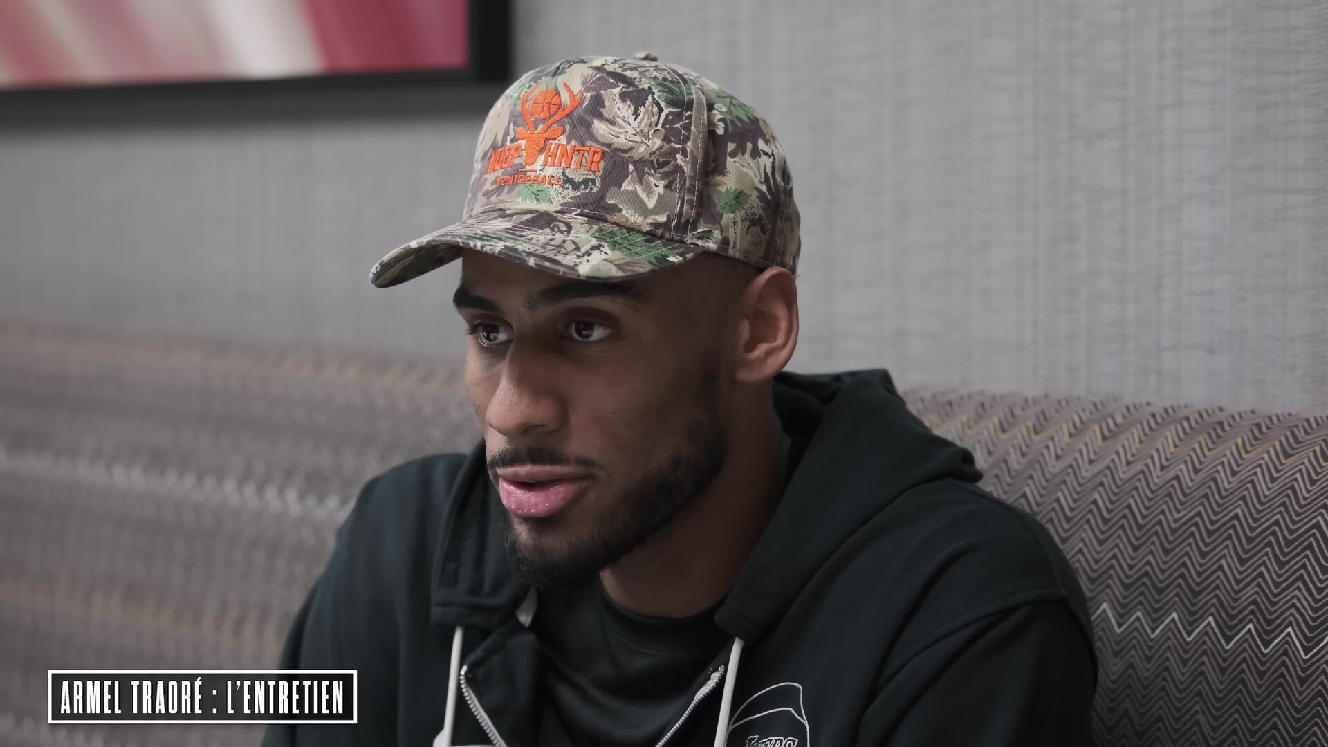 LeBron James filmé en train de regarder un match NBA sur StreamEast en 2025