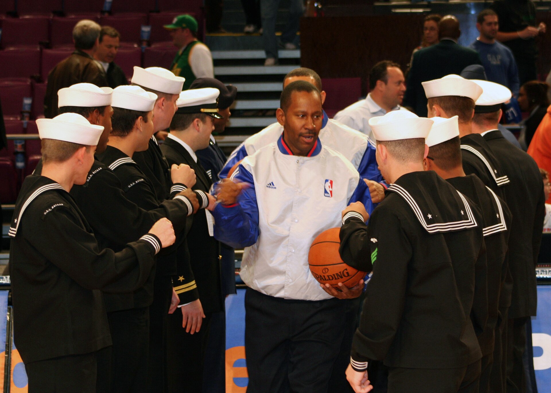 Le maire de New York Mamdani prend la parole lors de la parade des Knicks