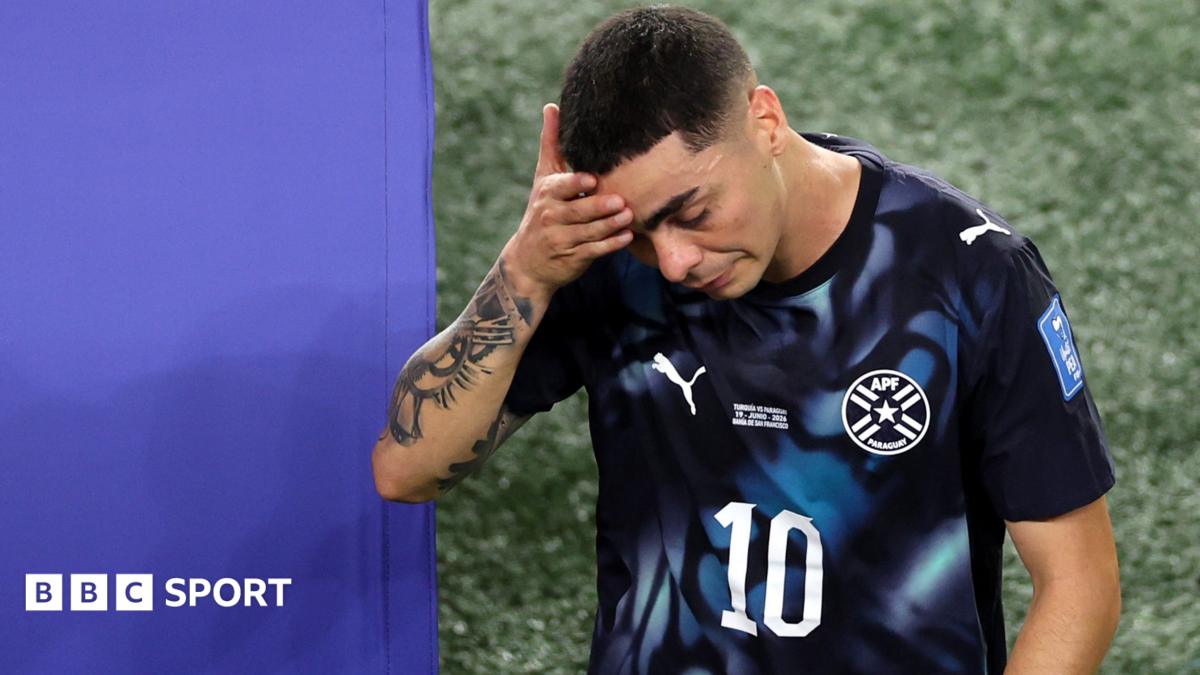 Almiron, premier joueur expulsé de l'histoire pour avoir couvert sa bouche face à un adversaire