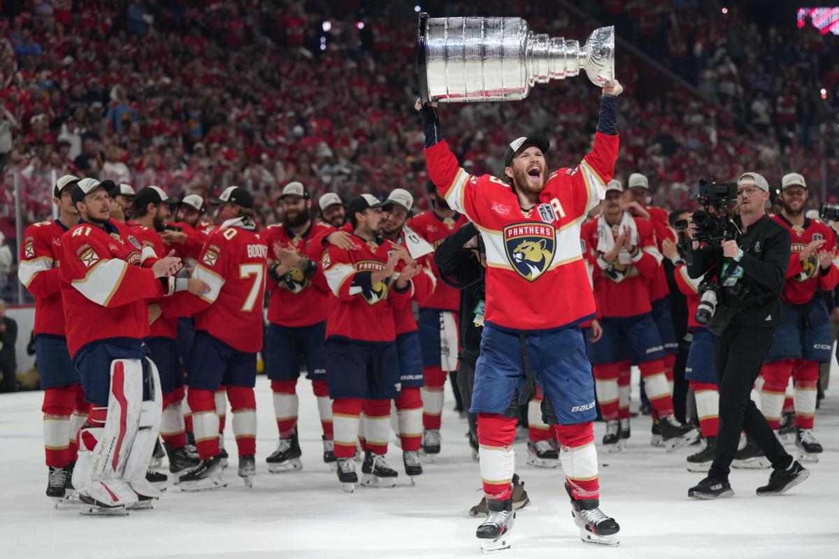 Brady Tkachuk rejoint les Florida Panthers et retrouve son frère Matthew en NHL