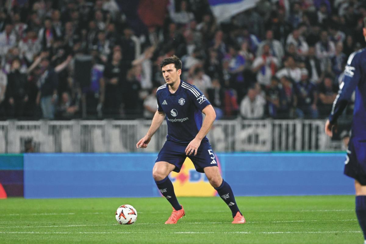 Écarté de la liste anglaise pour le Mondial 2026, Harry Maguire aperçu en train de vendre des autocollants Panini dans les rues de New York