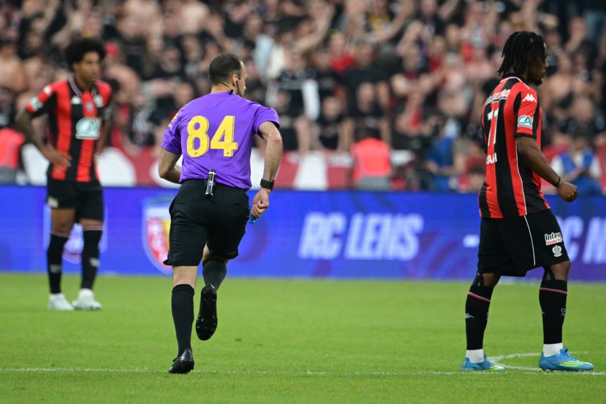 Les arbitres de la finale Nice-Lens arborent le numéro 84 pour dénoncer les incivilités